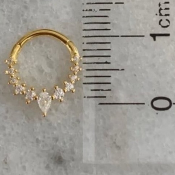 18K Gold Stacked Crystal Conch Daith Cartilage Earring 

Brand New - Picture 4 of 4